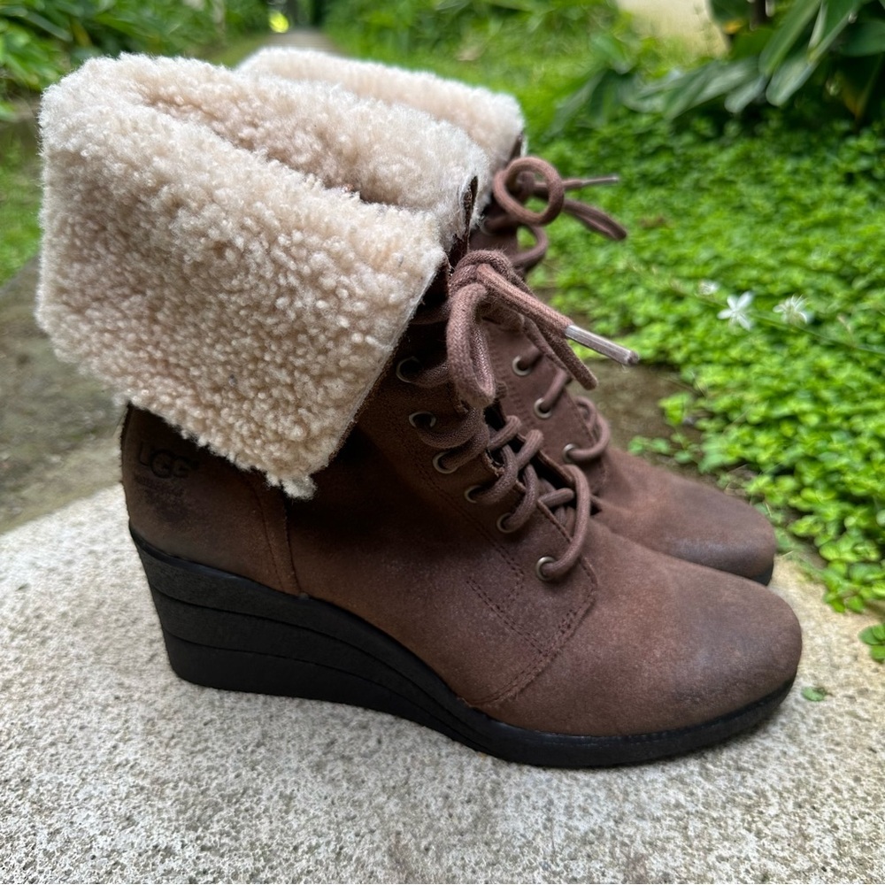 UGG 1003360 Women’s Brown Wedge Lace Up Shearling Lined Leather Boots Size 8